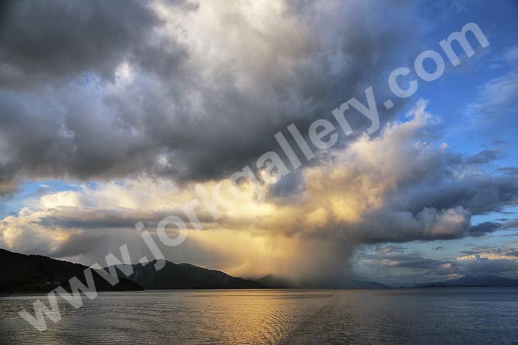 Norwegen, More Og Romsdal, More Og Romsdal, Abendstimmung im Moldefjord auf dem Weg nach Alesund