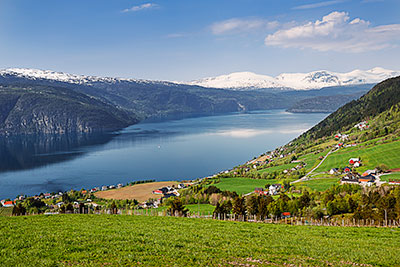 Norwegen, Vestland, Vestland,Nordfjord, Die Ortschaft Utvik mit dem Innvikfjord