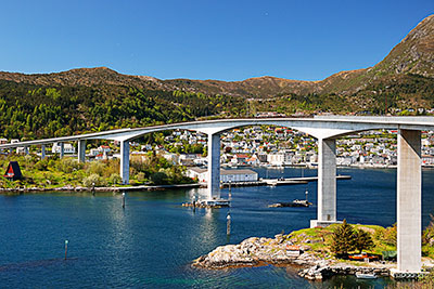 Norwegen, Vestland, Vestland,Nordfjord, Maloy mit Autobrücke über den Ulvesundet