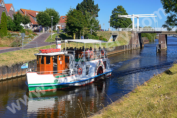 Deutschland, Niedersachsen, Nordseeküste,Ostfriesland, Raddampfer Concordia auf der Harle an der Friedrichsschleuse