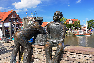 Deutschland, Niedersachsen, Nordseeküste,Ostfriesland, Skulptur am Hafen Neuharlingersiel