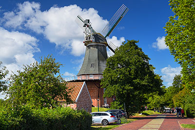 Deutschland, Niedersachsen, Nordseeküste,Ostfriesland, Die Grüne Mühle in der Mühlenstraße