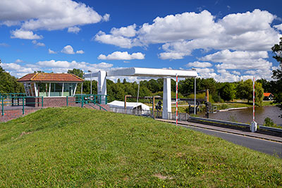 Deutschland, Niedersachsen, Nordseeküste,Ostfriesland, Zugbrücke an der Leybucht