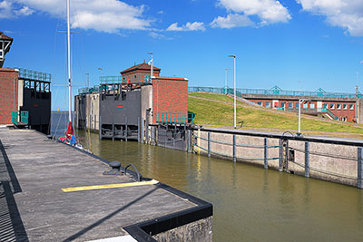 Deutschland, Niedersachsen, Nordseeküste,Ostfriesland, Schleuse Leysiel am Speicherbecken Leyhörn