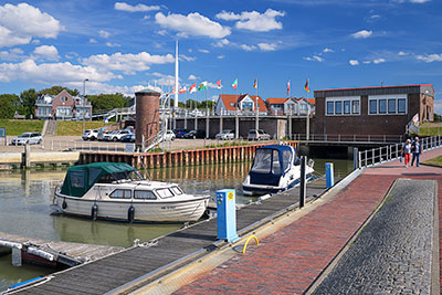 Deutschland, Niedersachsen, Nordseeküste,Ostfriesland, Am Benser Außentief mit Blick zum Sielwerk und zur Deichbrücke