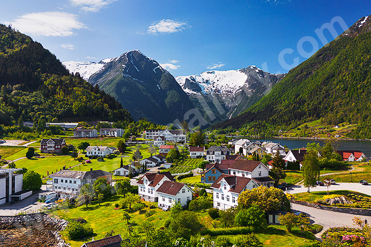 Norwegen, Vestland, Vestland,Sognefjord, Panoramablick auf den Ort Balestrand und die Bergkette am Keipen