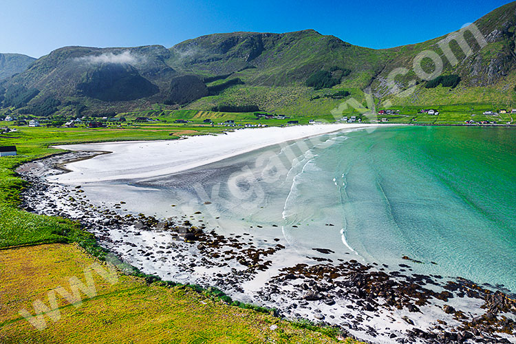 Norwegen, Vestland, Vestland,Nordfjord, Blick auf die Küste bei Refvik mit dem weißen Sandstrand Refviksanden