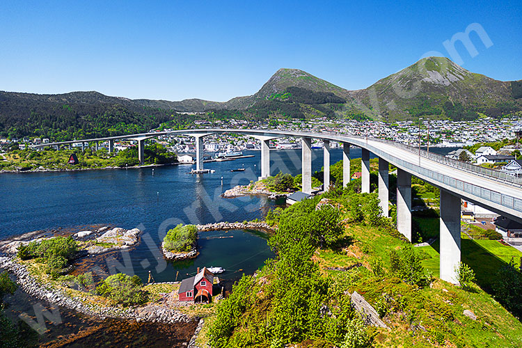 Norwegen, Vestland, Vestland,Nordfjord, Autobrücke bei Maloy zwischen Insel Vagsoy und Festland