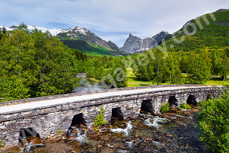 Norwegen, More og Romsdal, More og Romsdal,Sunnmore, Im Tal Hornindal mit Blick zum Hornindalsrokken (1529 m)