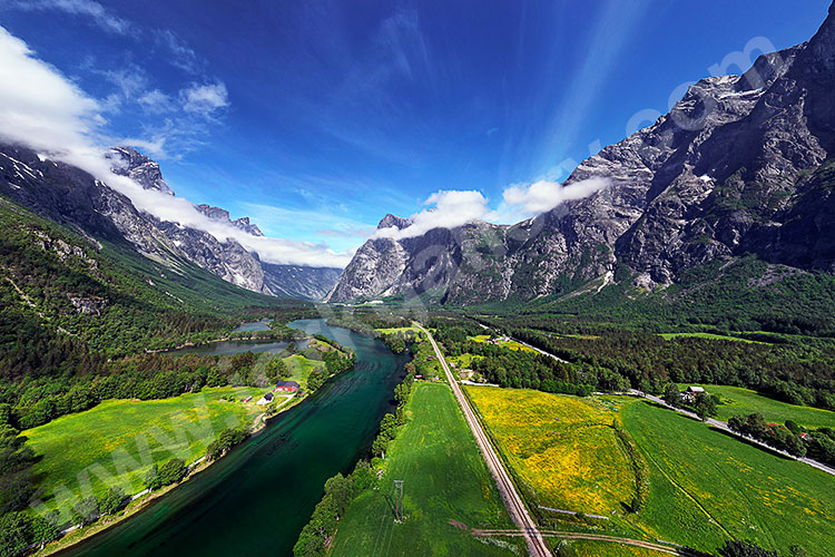 Norwegen, More og Romsdal, More og Romsdal,Romsdal, Der Fluss Rauma schlängelt sich durch das Romsdalen zwischen Trollveggen und Romsdalshorn