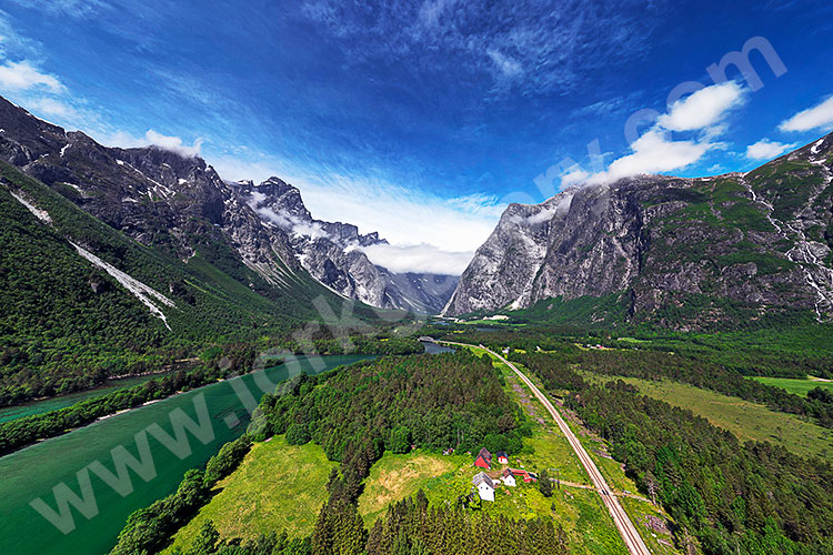 Norwegen, More og Romsdal, More og Romsdal,Romsdal, Der Fluss Rauma schlängelt sich durch das Romsdalen zwischen Trollveggen und Romsdalshorn