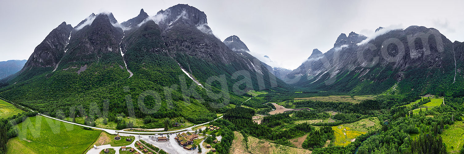 Norwegen, More og Romsdal, More og Romsdal,Romsdal, Blick in das Gebirgstal Isterdalen mit der Westseite des Trollveggen