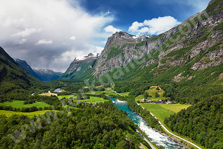 Norwegen, More og Romsdal, More og Romsdal,Nordmore, Blick nach Westen in das Sunndalen bei Groa mit dem Fluss Driva im Vordergrund