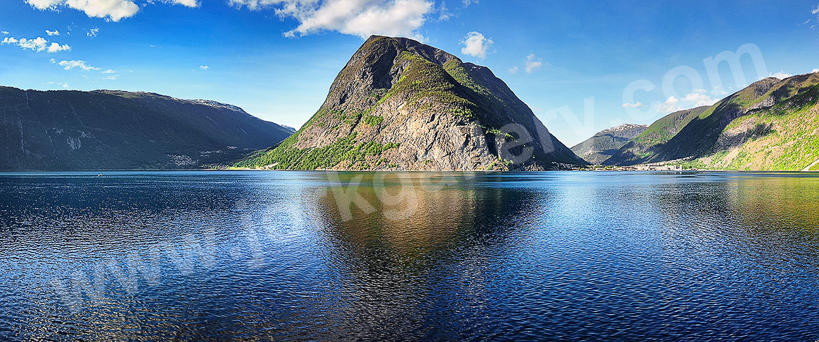 Norwegen, Vestland, Vestland,Sognefjord, Berglandschaft am Ardalsfjord entlang der Straße Fv 53 mit Blick nach Ardalstangen