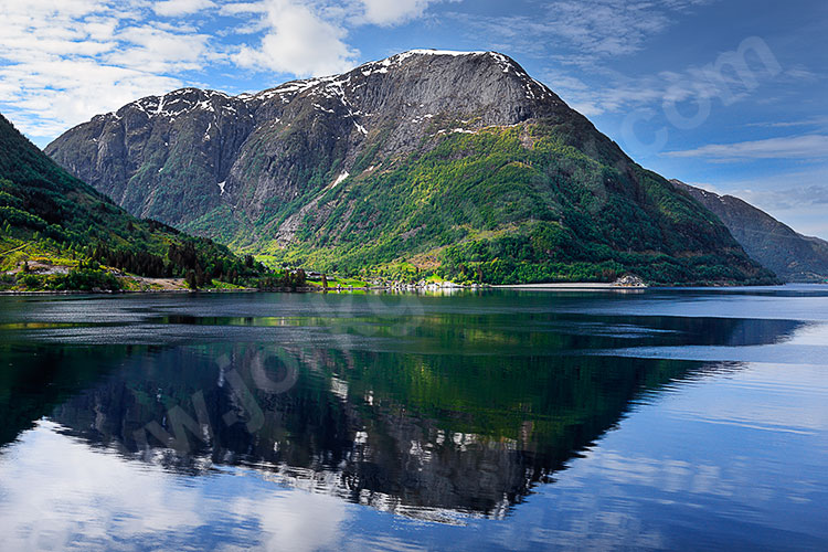 Norwegen, Vestland, Vestland,Hardanger, Blick von der Uferstraße Fv49 am Nordufer des Mauragerfjords auf das Südufer bei Sunndal