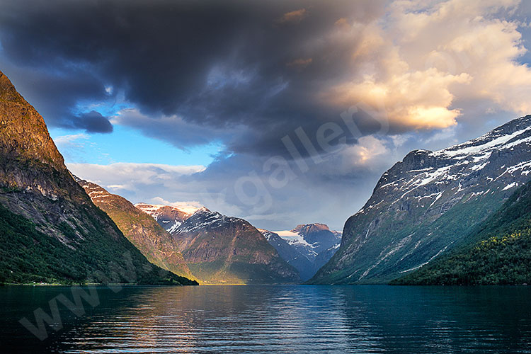 Norwegen, Vestland, Vestland,Nordfjord, Sonnenuntergang am Lovatnet mit Blick in Richtung Gletscher Jostedalsbreen