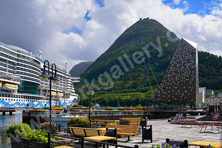 Norwegen, More og Romsdal, More og Romsdal,Romsdal, Am Hafen mit Blick zum Norsk Tindesenter und dem Berg Nesaksla