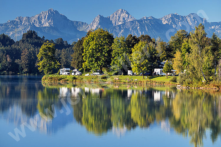 Deutschland, Bayern, Bayerische Voralpen,Ostallgäu, Campingplatz Via Claudia Camping am Lechstausee Urspring mit den Allgäuer Alpen