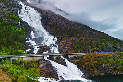 Norwegen, Vestland, Vestland,Hardanger, Der Langfossen am Südufer des Akrafjords