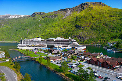 Norwegen, Vestland, Vestland,Sognefjord, Kreuzfahrtschiff am südlichen Ufer des Aurlandsfjords