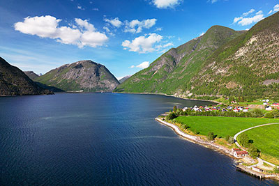 Norwegen, Vestland, Vestland,Sognefjord, Blick zum Dorf Naddvik am Ardalsfjord