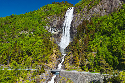 Norwegen, Vestland, Vestland,Sognefjord, Wasserfall Kvinnefossen am Nordufer des Sognefjords