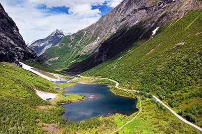 Fotogalerie Norwegen, More og Romsdal, More og Romsdal,Sunnmore, Fahrt durch das malerische Norangsdalen mit Blick zum Smorskredtindane (1623 m)