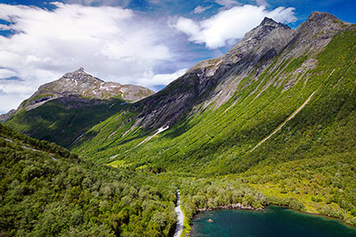 Norwegen, More og Romsdal, More og Romsdal,Sunnmore, Fahrt durch das malerische Norangsdalen an der Südflanke des Smorskredtindane (1632 m)