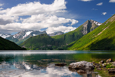 Norwegen, More og Romsdal, More og Romsdal,Sunnmore, Wasserspiegelung am Ostufer des Norangsfjord mit Blick auf die Berggipfel am Hjorundfjord