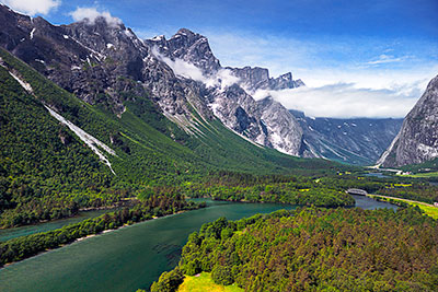 Norwegen, More og Romsdal, More og Romsdal,Romsdal, Der Fluss Rauma schlängelt sich durch das Romsdalen zwischen Trollveggen und Romsdalshorn