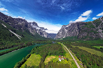 Fotogalerie Norwegen, More og Romsdal, More og Romsdal,Romsdal, Der Fluss Rauma schlängelt sich durch das Romsdalen zwischen Trollveggen und Romsdalshorn