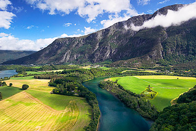 Norwegen, More og Romsdal, More og Romsdal,Romsdal, Fluss Rauma mit der Bergkette am Nesaksla