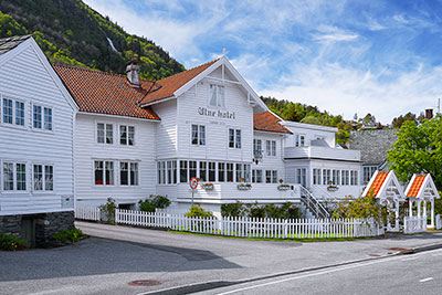 Norwegen, Vestland, Vestland,Hardanger, Stilvolles Hotel am Fährhafen von Utne