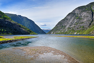 Norwegen, Vestland, Vestland,Sognefjord, Flusslandschaft bei Laedal mit Blick zum Laerdalsfjord