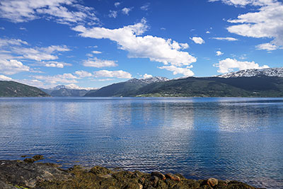 Norwegen, Vestland, Vestland,Sognefjord, Blick auf das gegenüberliegende Ufer des Sognefjords bei Vangsnes