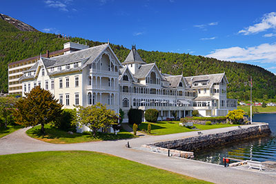 Norwegen, Vestland, Vestland,Sognefjord, Historisches Hotel direkt am Sognefjord