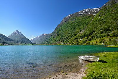 Norwegen, Vestland, Vestland,Fjordküste und Sunnfjord, Am Bergheimsvatnet mit Blick ins Vatedalen