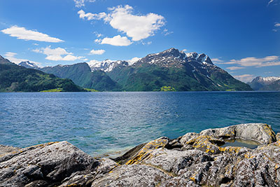 Norwegen, Vestland, Vestland,Nordfjord, Am Fährhafen Lote mit Blick nach Südwesten zum Gletschergebiet Gjegnalundsbreen