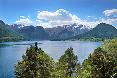 Norwegen, Vestland, Vestland,Nordfjord, Ausblick über den Alfotfjord zum Gletschergebiet Alfotbreen