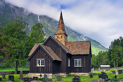 Norwegen, More og Romsdal, More og Romsdal,Romsdal, Holzkirche bei Korsmit der Trollwand im Hintergrund