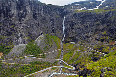 Norwegen, More og Romsdal, More og Romsdal,Romsdal, Serpentinen auf der Bergstraße Trollstigen mit Wasserfall