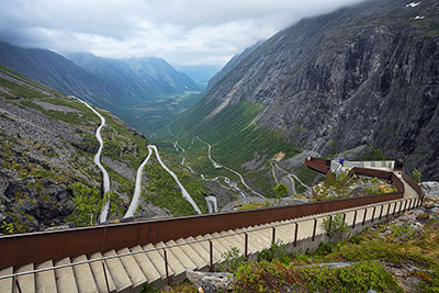 Norwegen, More og Romsdal, More og Romsdal,Romsdal, Aussichtsplattform am Trollstigen Visitor Center mit Blick in das Isterdalen