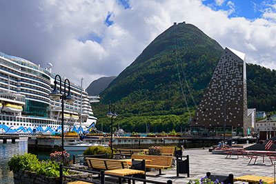 Norwegen, More og Romsdal, More og Romsdal,Romsdal, Am Hafen mit Blick zum Norsk Tindesenter und dem Berg Nesaksla