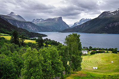 Norwegen, More og Romsdal, More og Romsdal,Romsdal, Bergmassiv am südlichen Ufer des Eresfjords