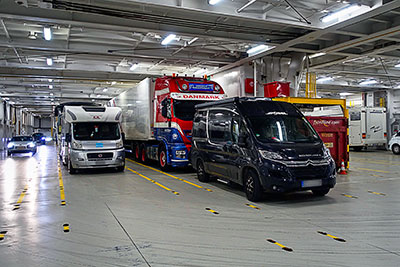 Dänemark, Nordjütland, Nordjütland, Auf dem Fahrzeugdeck der Fähre von Fjordline