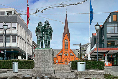 Norwegen, Rogaland, Rogaland,Haugaland, Blick von der Torggata zur Statue &quot;Die Seefahrer&quot; mit der Kirche Var-Frelsers im Hintergrund