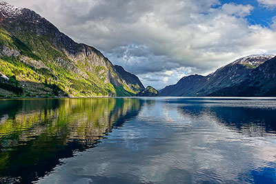 Norwegen, Vestland, Vestland,Hardanger, Wasserspiegelung am Sandvinvatnet mit Blick zum Südufer