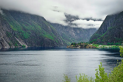 Norwegen, Vestland, Vestland,Hardanger, Felswände am Ostufer des Akrafjords bei Rullestad im Tal Sordalen