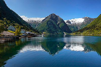 Norwegen, Vestland, Vestland,Sognefjord, Blick von der Straße Fv55 am Esefjord auf die Bergkette am Keipen un den Gletscher Bjornabreen