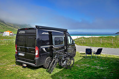 Norwegen, Vestland, Vestland,Nordfjord, Wohnmobilstellplatz am Strand Refviksanden